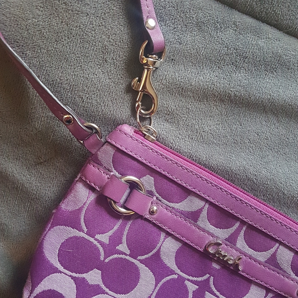 Authentic COACH wristlet - Picture 4 of 11